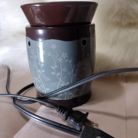 Scentsy Pembrook Wax Warmer - Picture 2 of 14